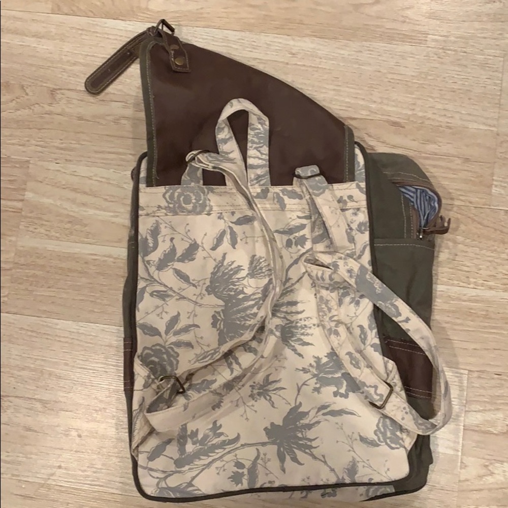 COPY - Backpack - Picture 2 of 4